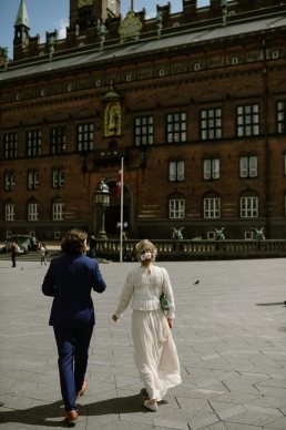 elopement Bride and Groom at Radhus City hall Copenhagen