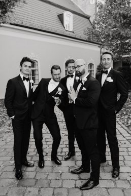 Eskuvoi-csoprtkep-kreativ-9 groomsmen wedding group photo
