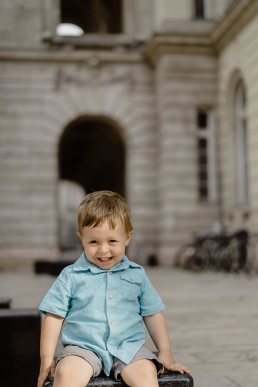 Csaladi-fotozas-Budapest-01 aranyos kisfiú fotózás