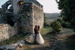 Szent Balázs templomrom kreatív esküvői fotó Balatoni szőlősben